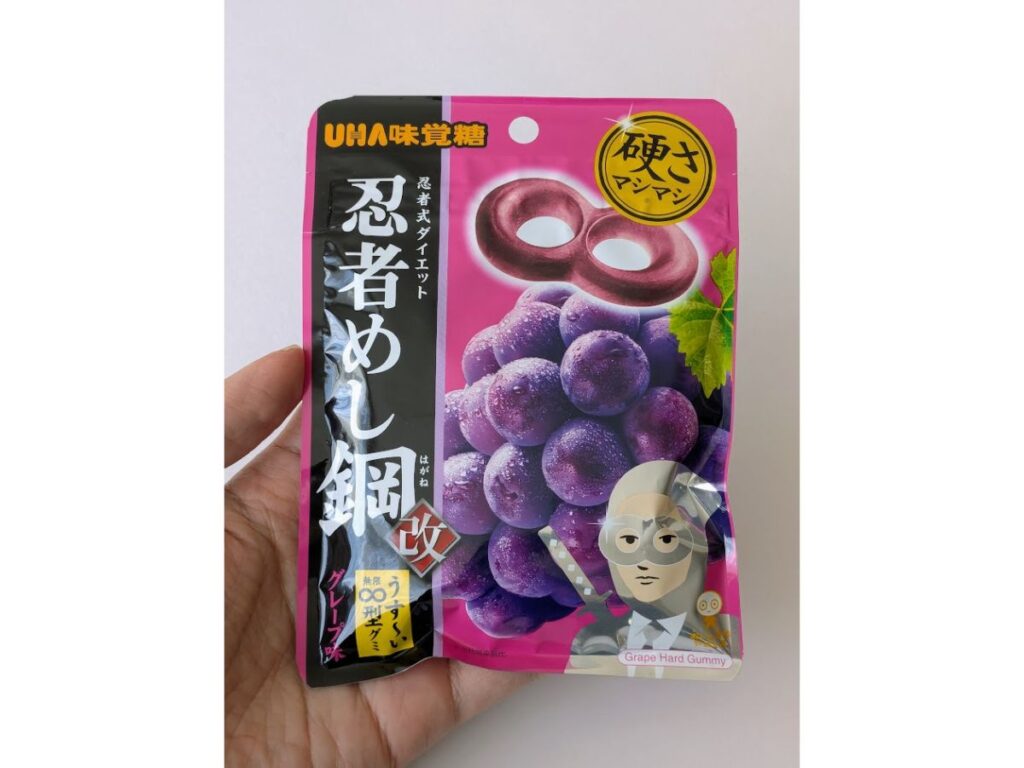 忍者めし鋼のパッケージにグレープフルー味と書かれている画像。だけど食べるとそれほど味はしない。