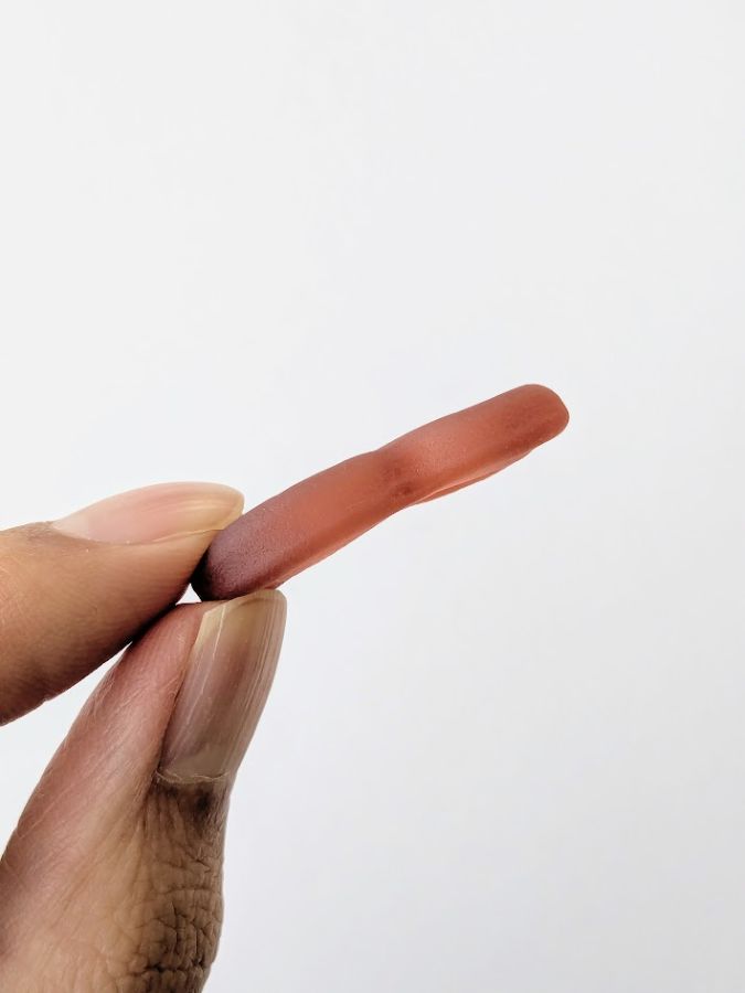 忍者めし鋼のグミを手に持ち、断面を映した画像。