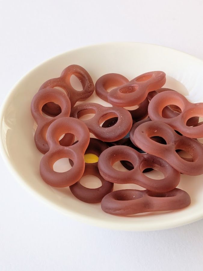 忍者めし鋼を全部皿に出した画像。いかにも硬そうで、まさにグミではない様子。