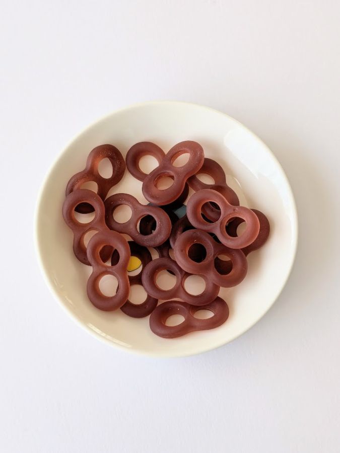 忍者めし鋼の中身を全部皿に載せた画像。これだけ食べれば、顎は鍛えられる。