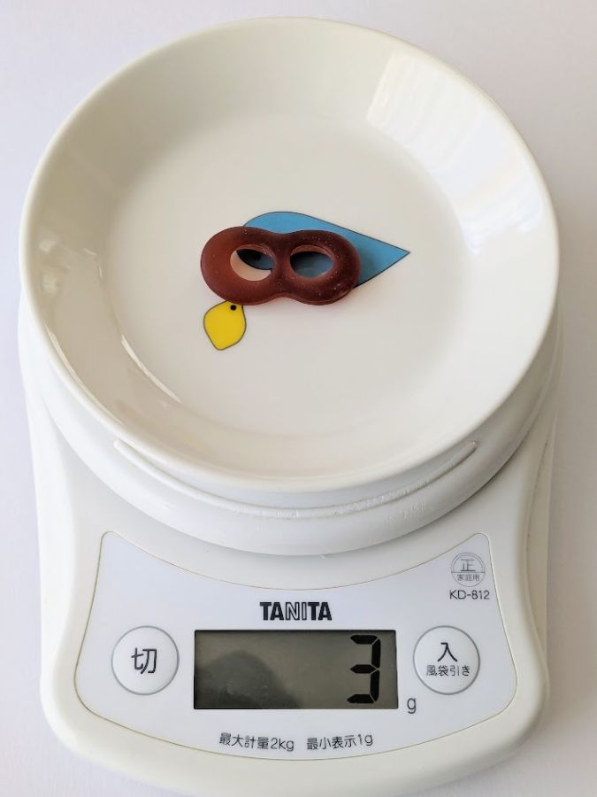 忍者めし鋼を1個、スケールに載せた画像。重さは3g